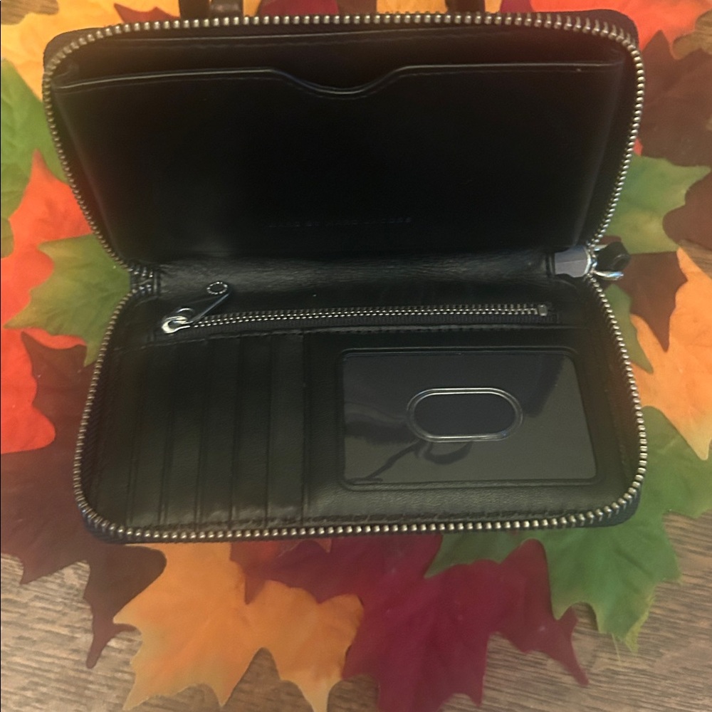 Marc by Marc Jacobs Black Leather Zip Around Wallet - Picture 8 of 9